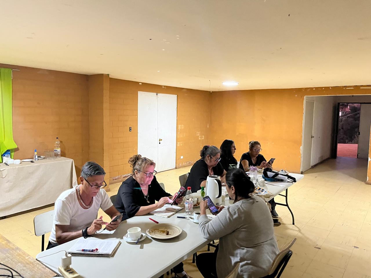 Taller comunitario de IA generativa con organización social en Viña del Mar