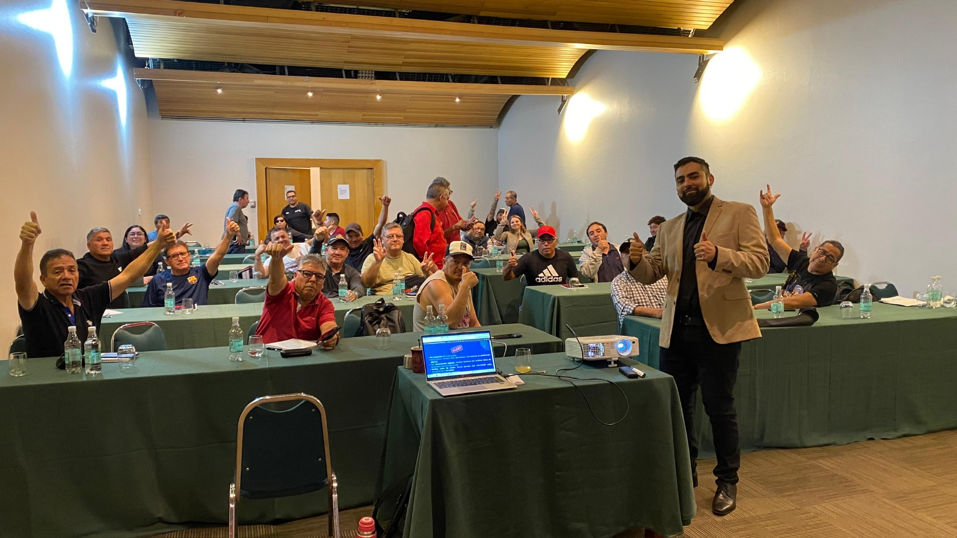 Grupo de participantes celebrando al finalizar taller de IA generativa de GPT EDUCA junto al relator Francisco Baeza